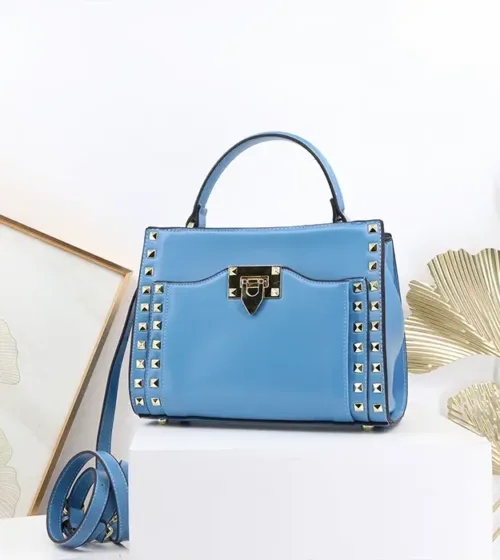 Ženska torba Arelith Frame u svetloplavoj boji sa zlatnim okovima i bravicom