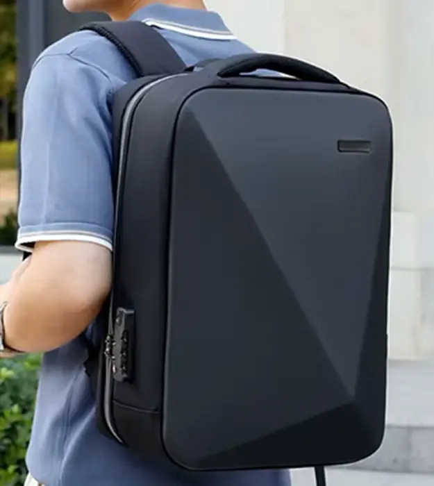 Poslovni laptop ranac CoreAxis – crni vodootporan ranac sa USB priključkom i ergonomskim dizajnom