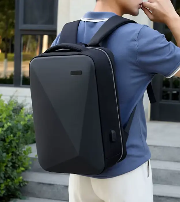 Poslovni laptop ranac CoreAxis – crni vodootporan ranac sa USB priključkom i ergonomskim dizajnom