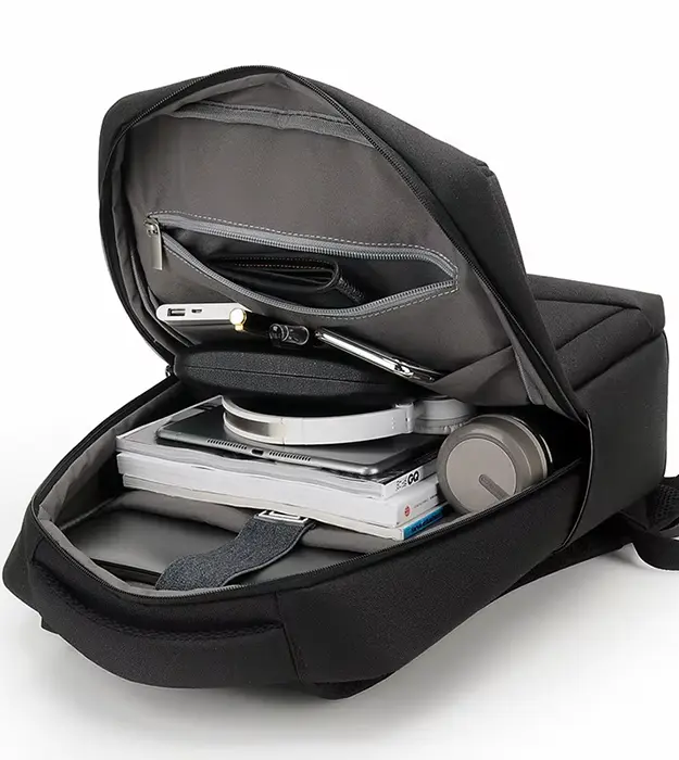 MetroForm lagani poslovni laptop ranac sa USB priključkom, crni, vodootporan, minimalistički dizajn