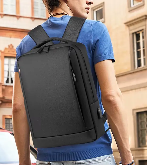 MetroForm lagani poslovni laptop ranac sa USB priključkom, crni, vodootporan, minimalistički dizajn