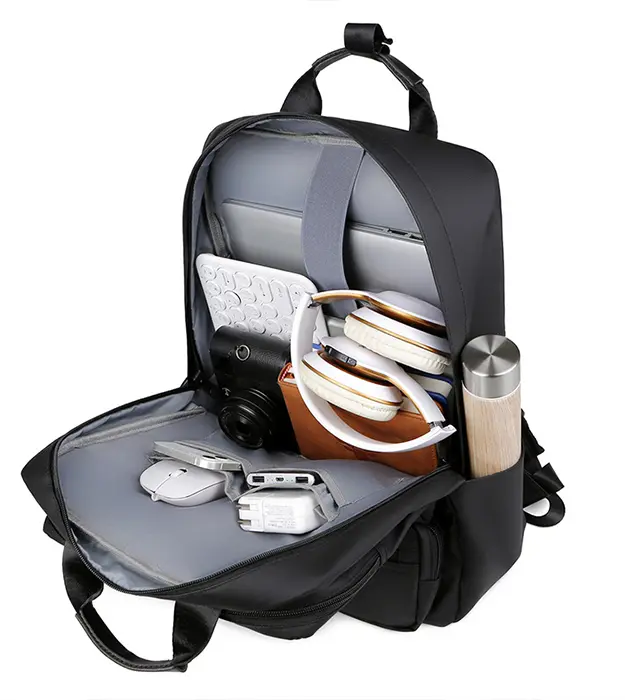 UrbanCore – poslovni laptop ranac od Oxford materijala, vodootporan, crni, sa USB priključkom i pregradom za 15.6" laptop.