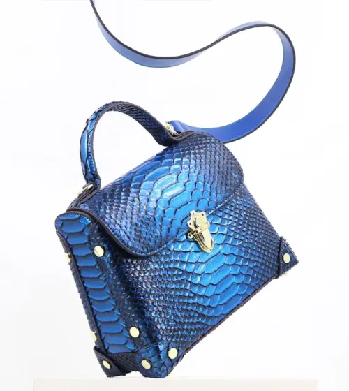 Plava luksuzna ženska torba Viperé Azura sa zmijskim uzorkom i zlatnim detaljima, nošena preko ramena
