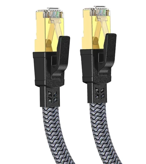 Dva Cat8 Ethernet kabla sa najlonskim pletenjem i pozlaćenim RJ45 konektorima prikazana uspravno