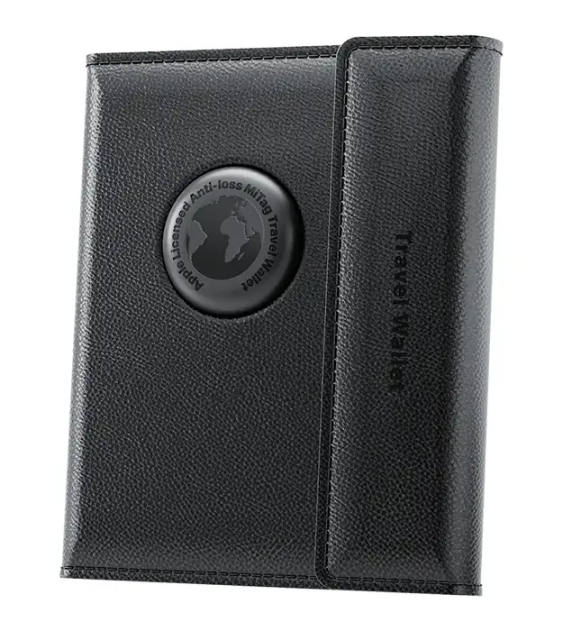 Kožni putni novčanik za pasoš sa ugrađenim Bluetooth trackerom, crne boje, položen na prtljag