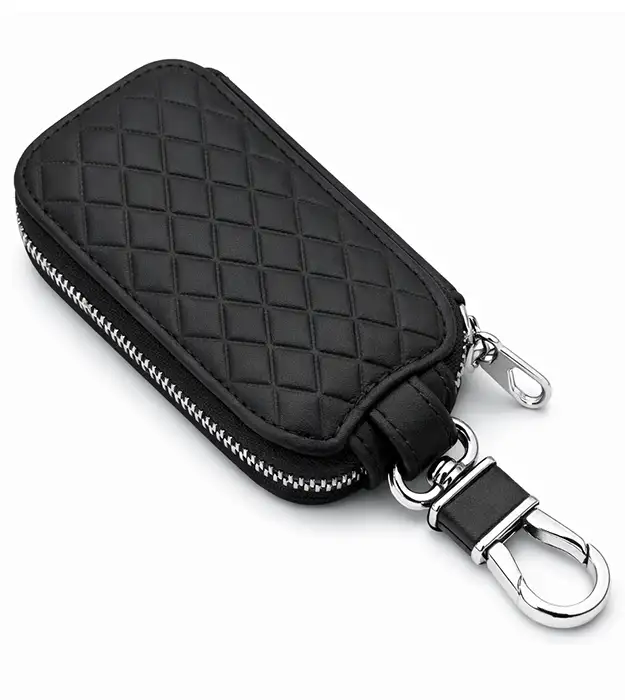 Crna prošivena kožna futrola za ključeve sa metalnom karabinom